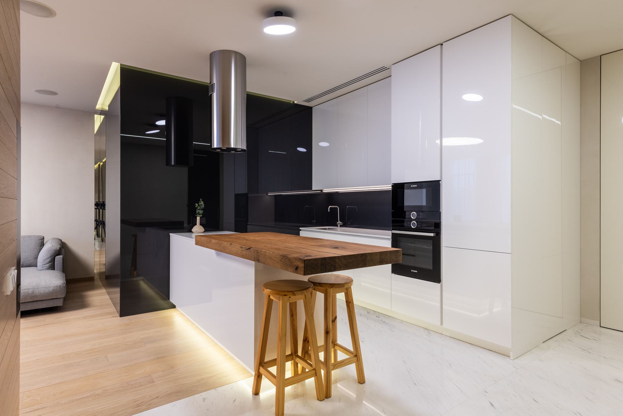 Tủ bếp trắng đen đảo gỗ – mẫu thiết kế